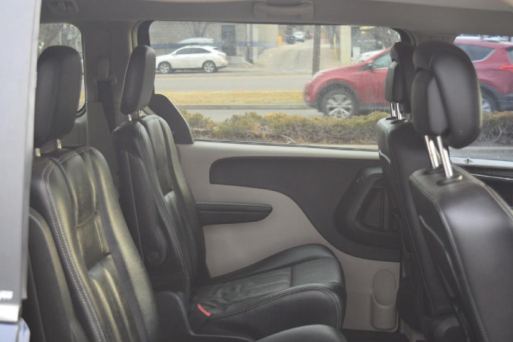 2013 Chrysler Town & Country Image 9