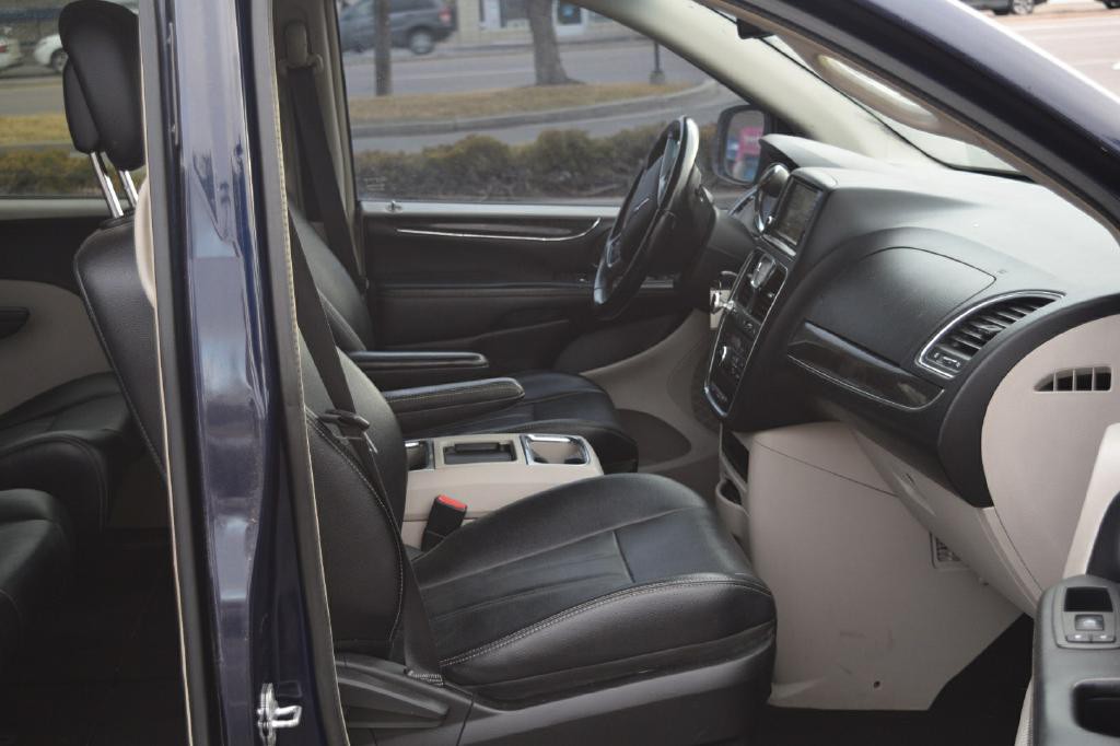 2013 Chrysler Town & Country Image 10