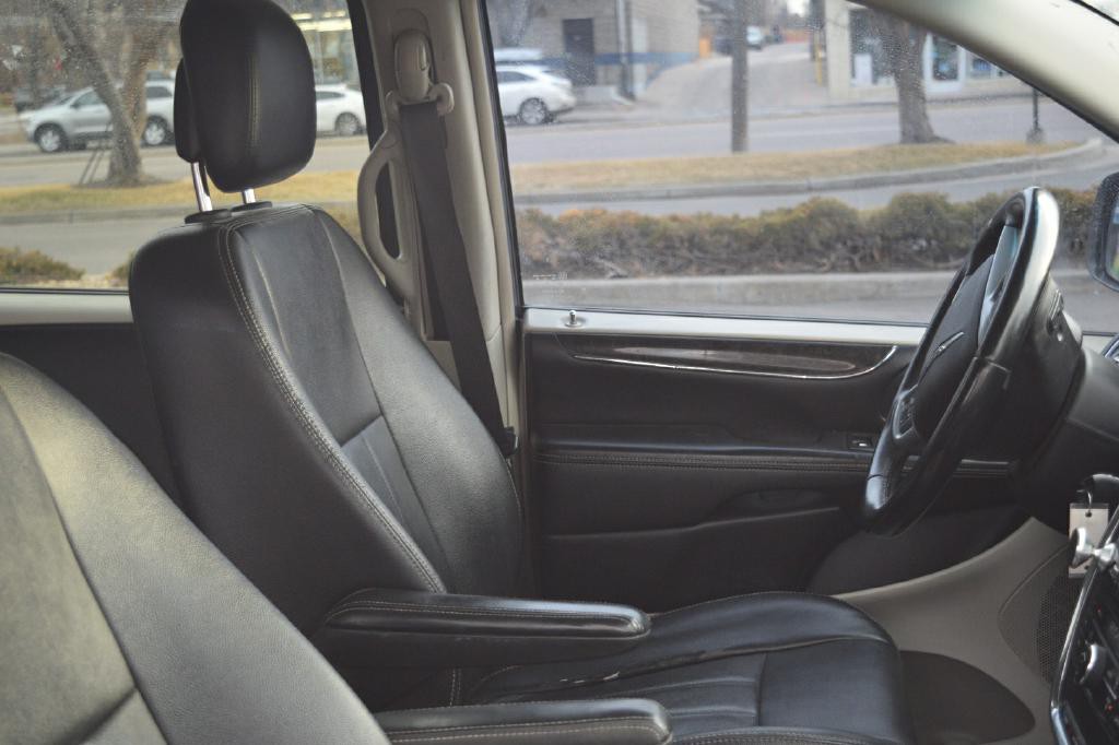2013 Chrysler Town & Country Image 11