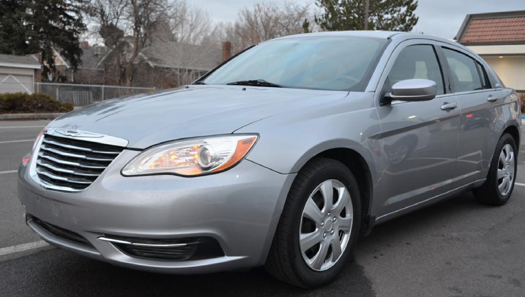 2014 Chrysler 200 Image 2