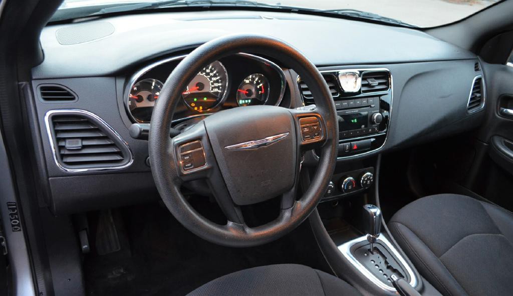 2014 Chrysler 200 Image 3