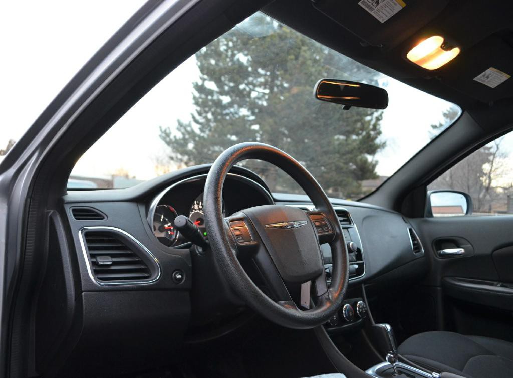 2014 Chrysler 200 Image 4