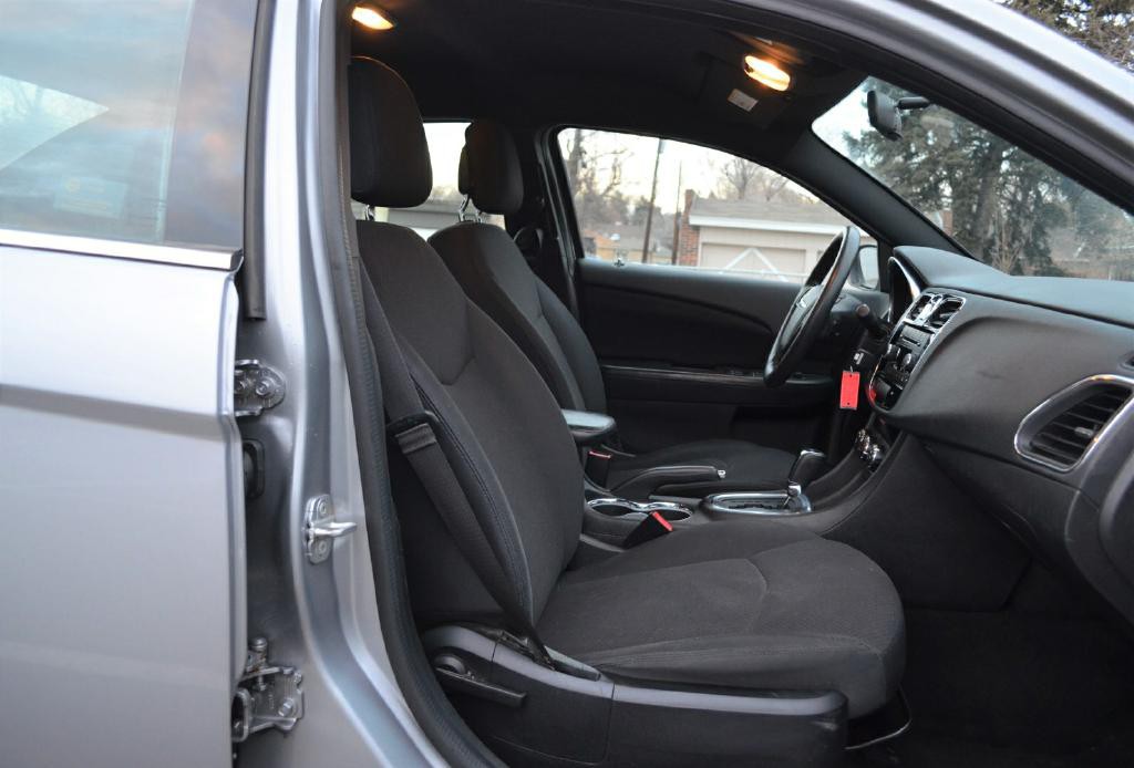 2014 Chrysler 200 Image 6