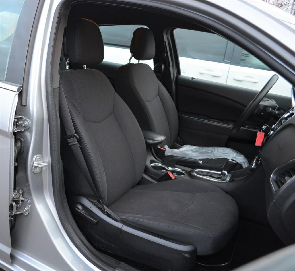 2014 Chrysler 200 Image 7