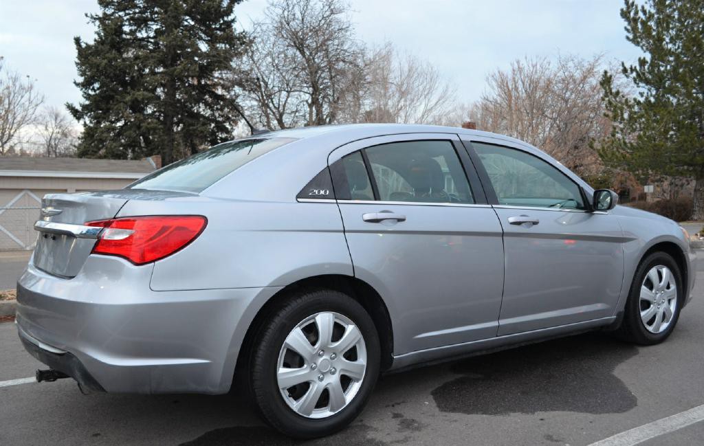 2014 Chrysler 200 Image 9