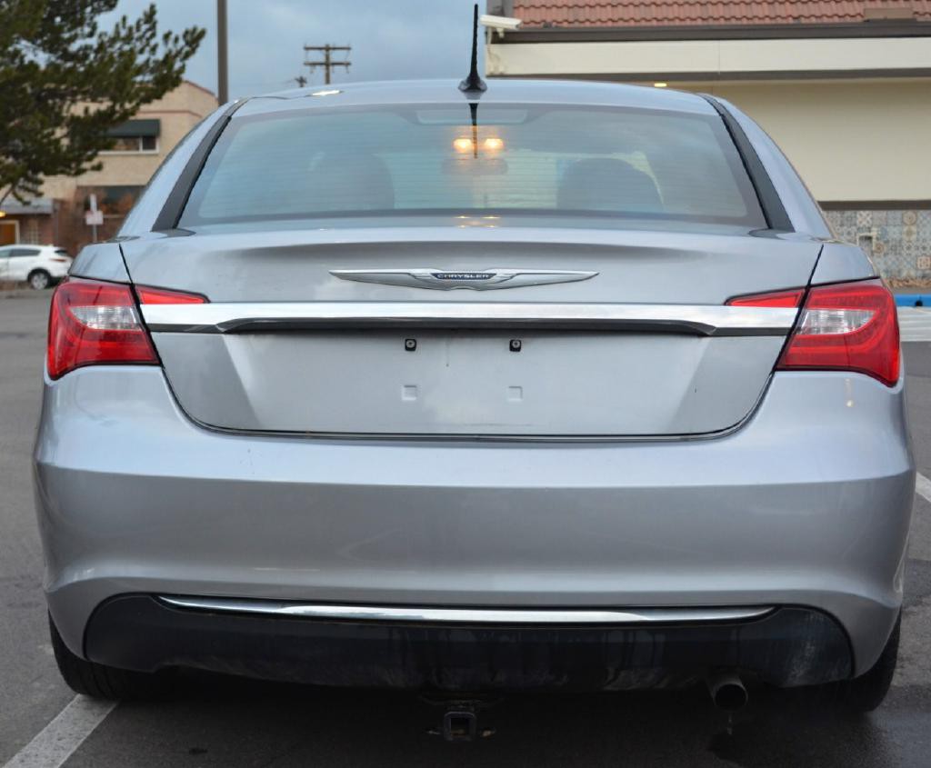 2014 Chrysler 200 Image 10