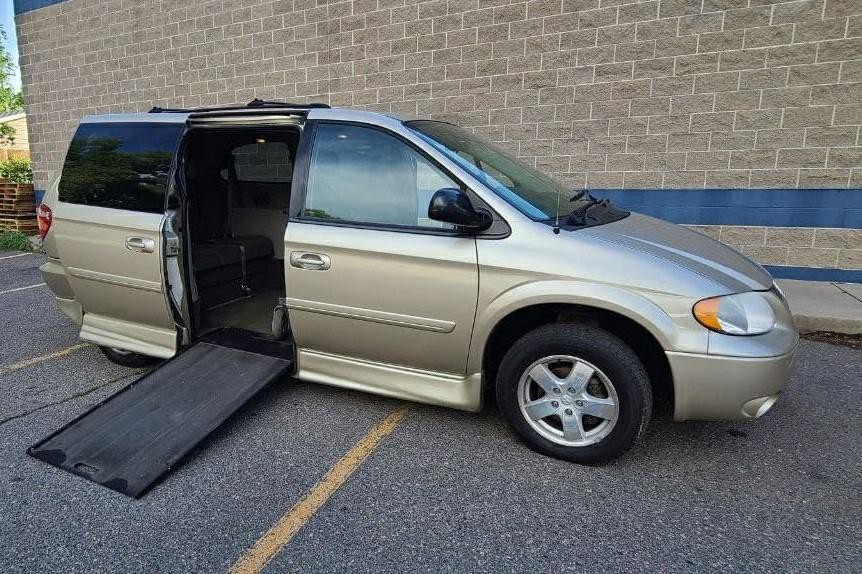 2006 Dodge Grand Caravan Image 2