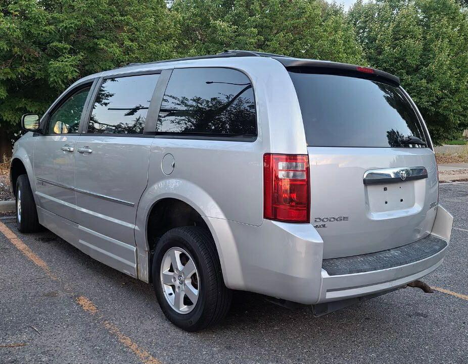 2010 Dodge Grand Caravan Image 2