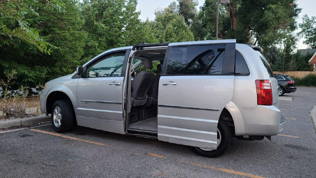2010 Dodge Grand Caravan Image 4