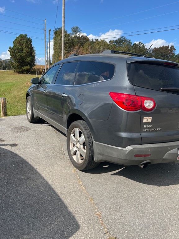 2010 Chevrolet Traverse Image 2