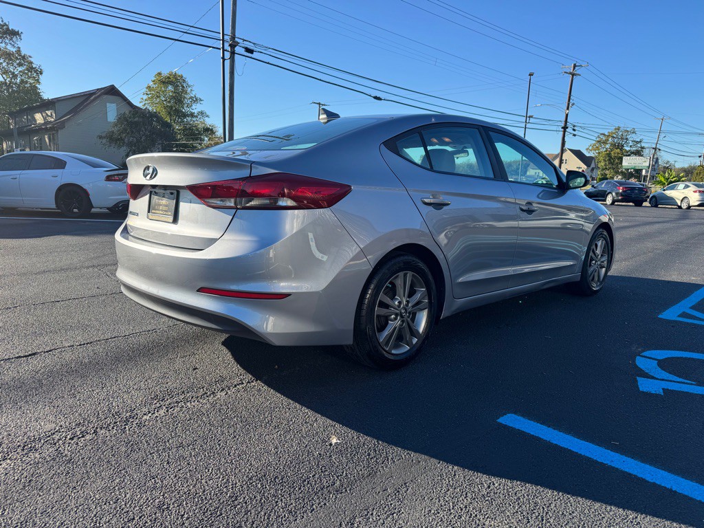 2017 Hyundai Elantra Image 3