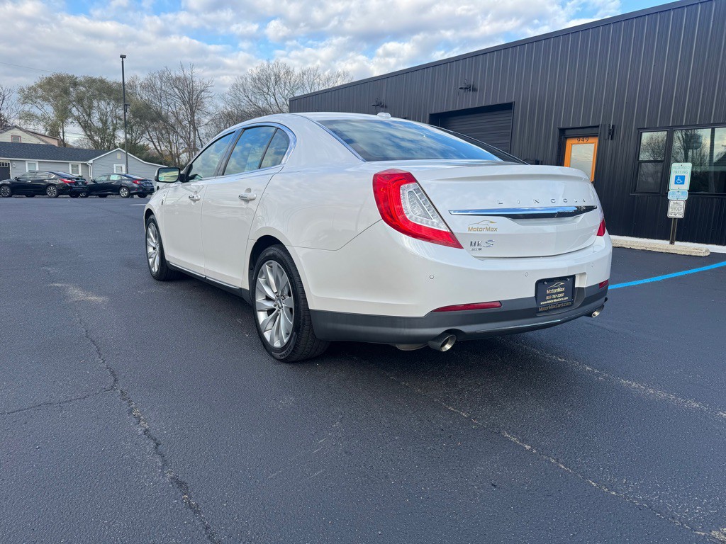 2015 Lincoln MKS Image 2