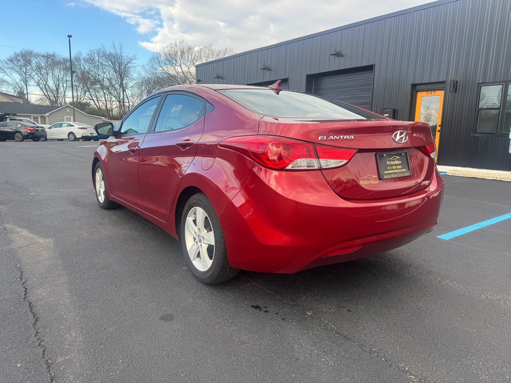 2013 Hyundai Elantra Image 2