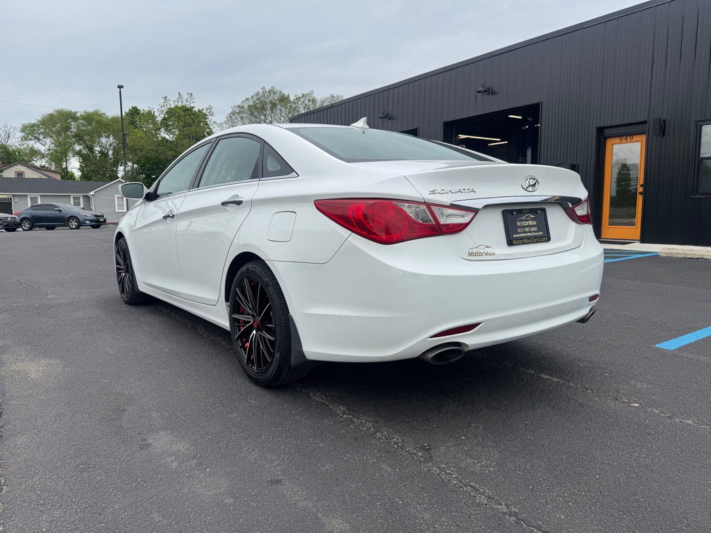 2013 Hyundai Sonata Image 2