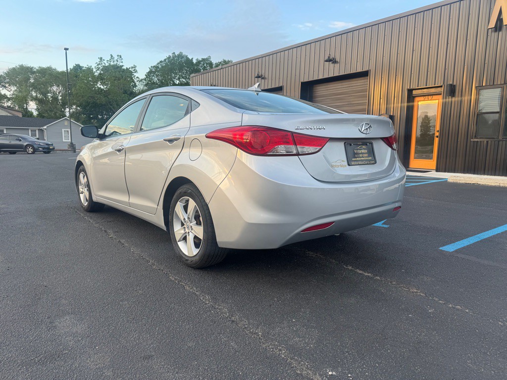 2011 Hyundai Elantra Image 2