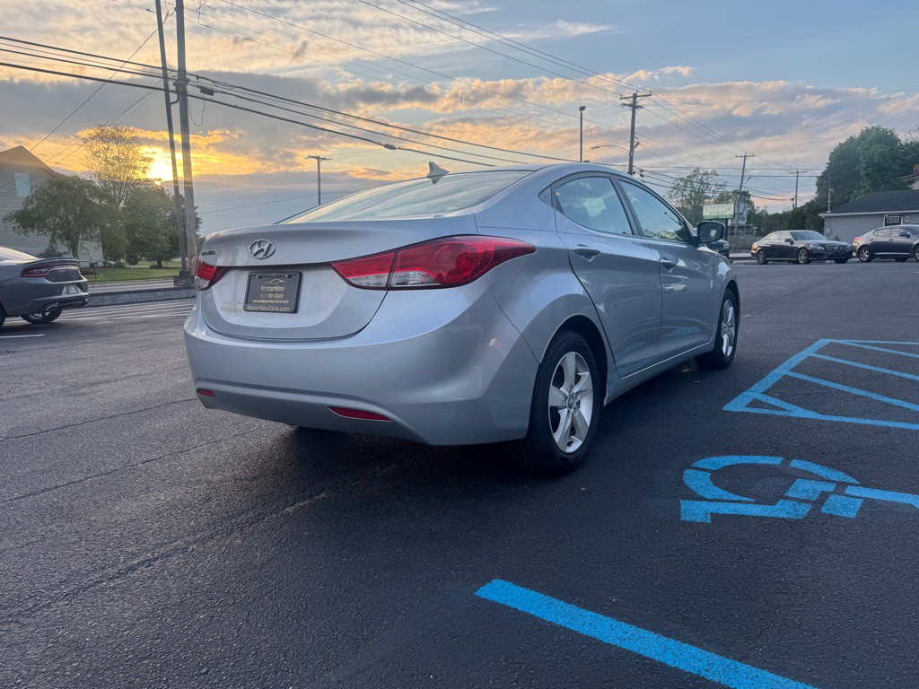 2011 Hyundai Elantra Image 3