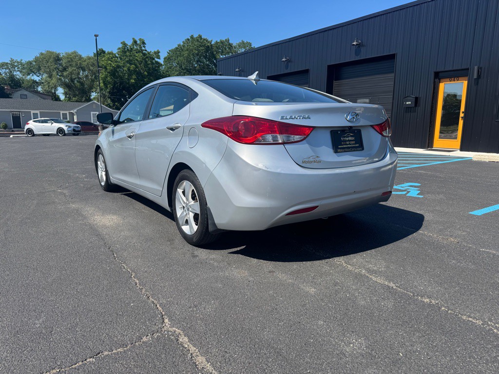 2013 Hyundai Elantra Image 2