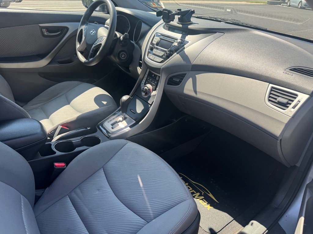 2013 Hyundai Elantra Image 8