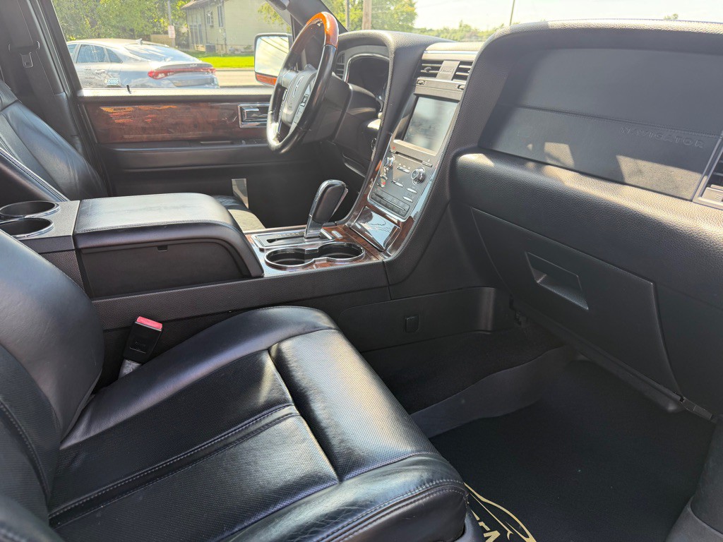 2015 Lincoln Navigator Image 9