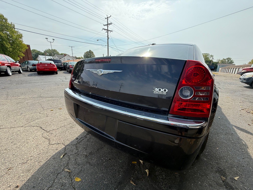 2010 Chrysler 300 Image 4