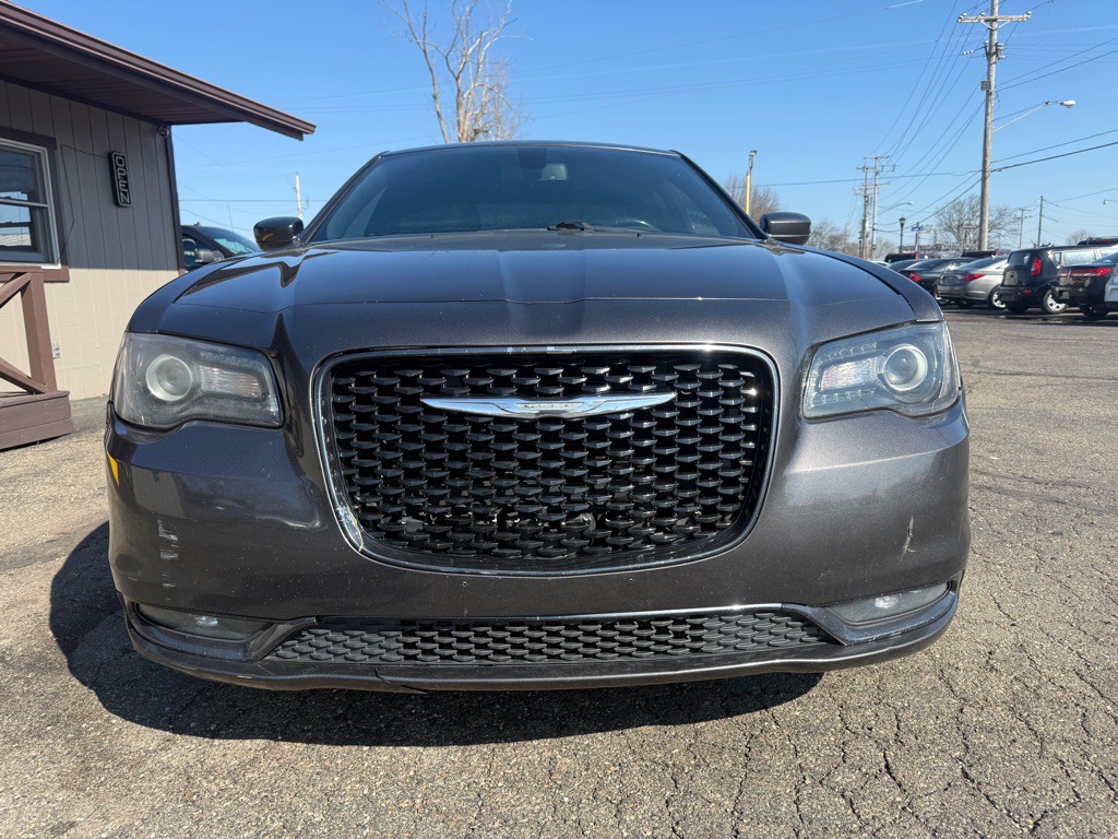 2018 Chrysler 300 Image 2