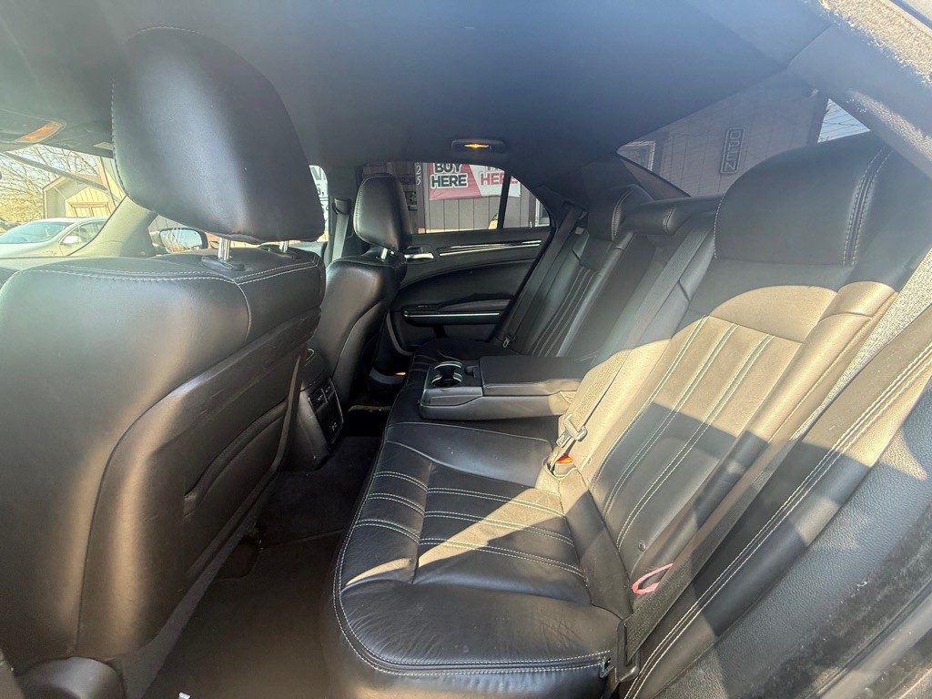 2018 Chrysler 300 Image 9