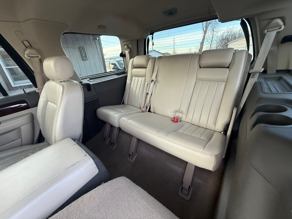 2004 Lincoln Navigator Image 8