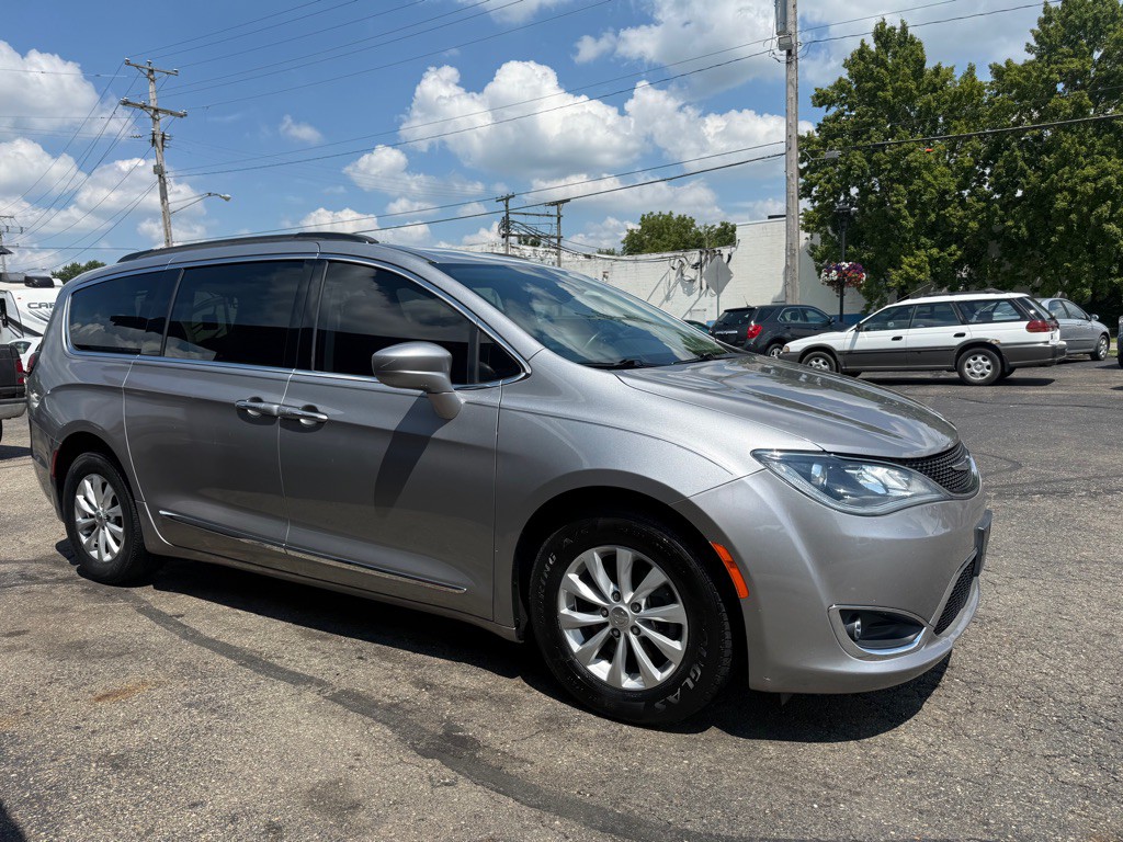 2017 Chrysler Pacifica Image 4