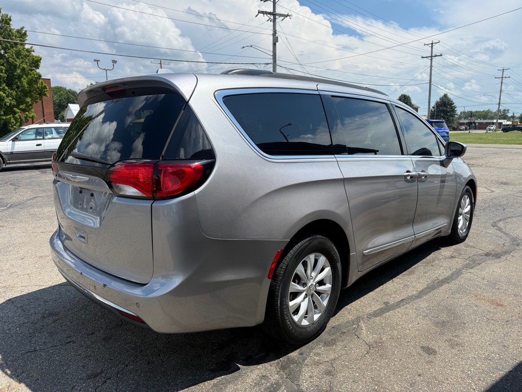 2017 Chrysler Pacifica Image 5