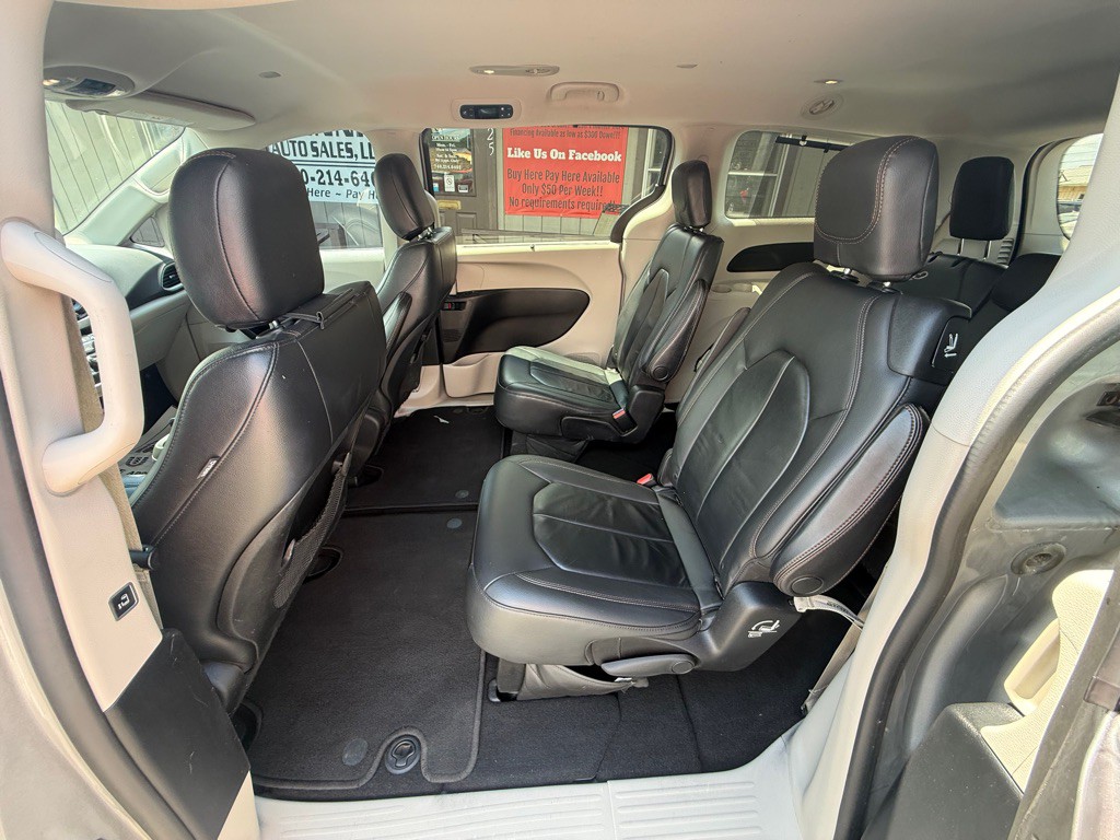 2017 Chrysler Pacifica Image 8