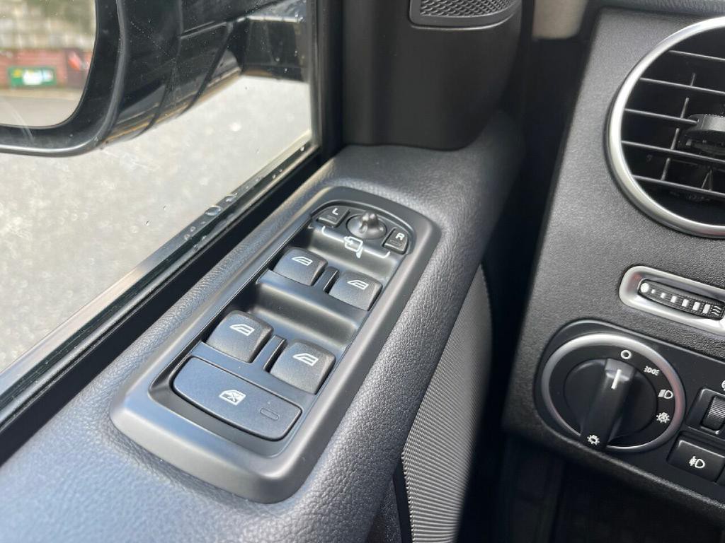 2016 Land Rover LR4 Image 41