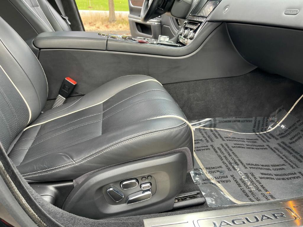 2014 Jaguar XJ Image 34