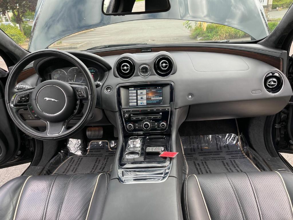 2014 Jaguar XJ Image 36