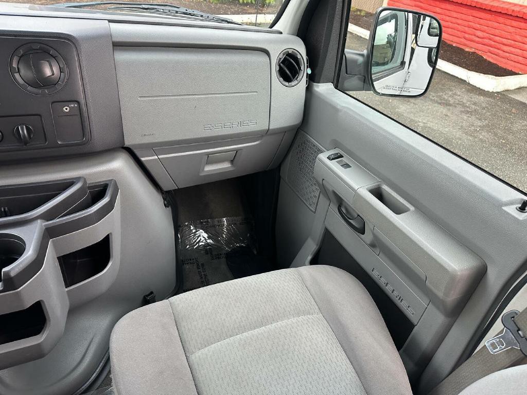 2011 Ford E-series Image 25