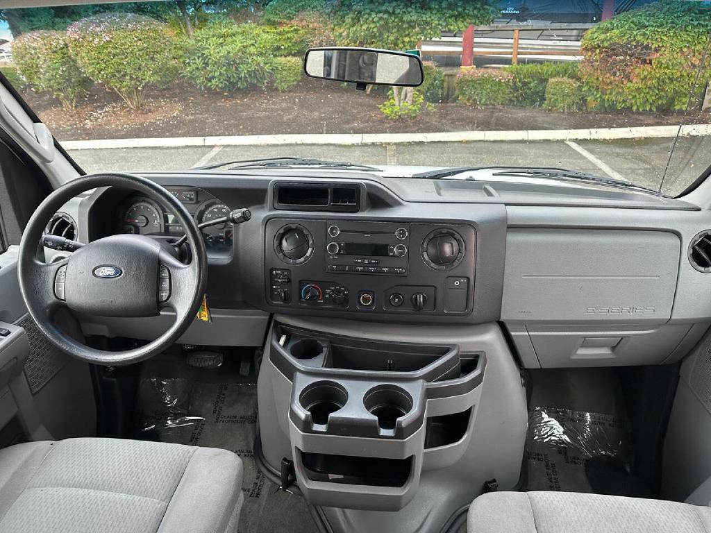 2011 Ford E-series Image 26