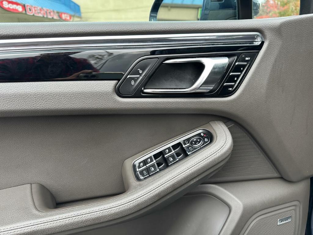 2016 Porsche Macan Image 24