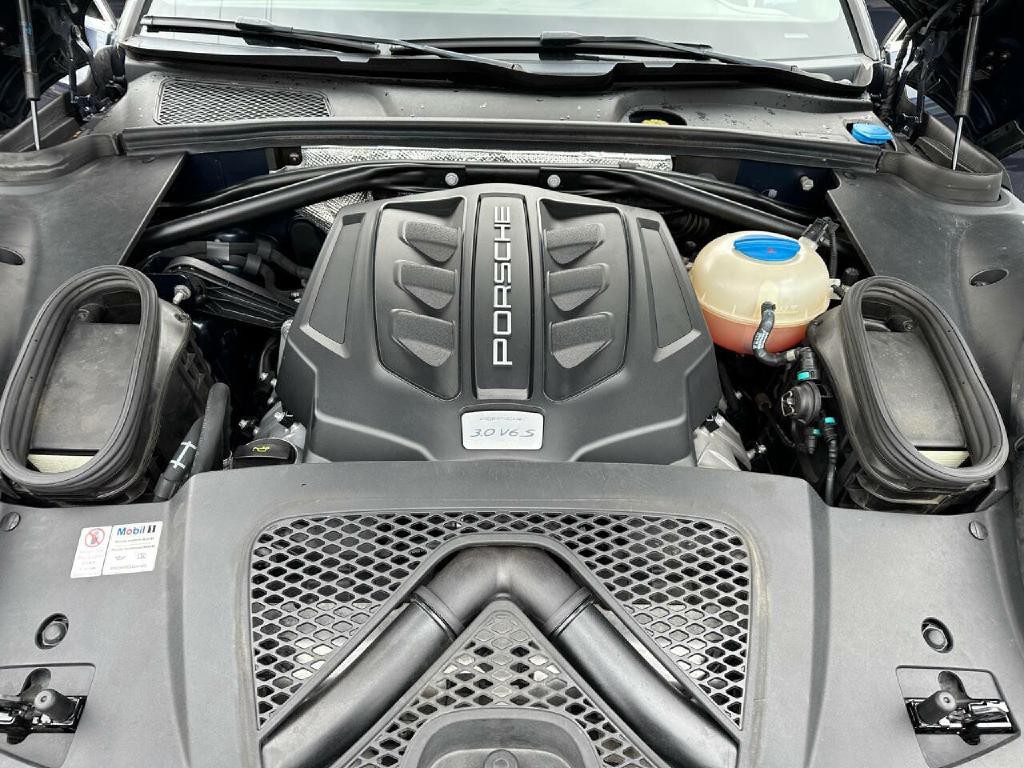 2016 Porsche Macan Image 30