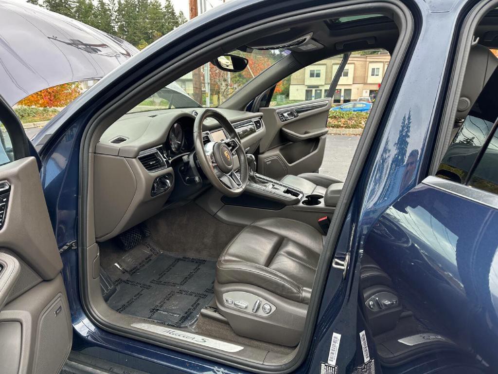 2016 Porsche Macan Image 38