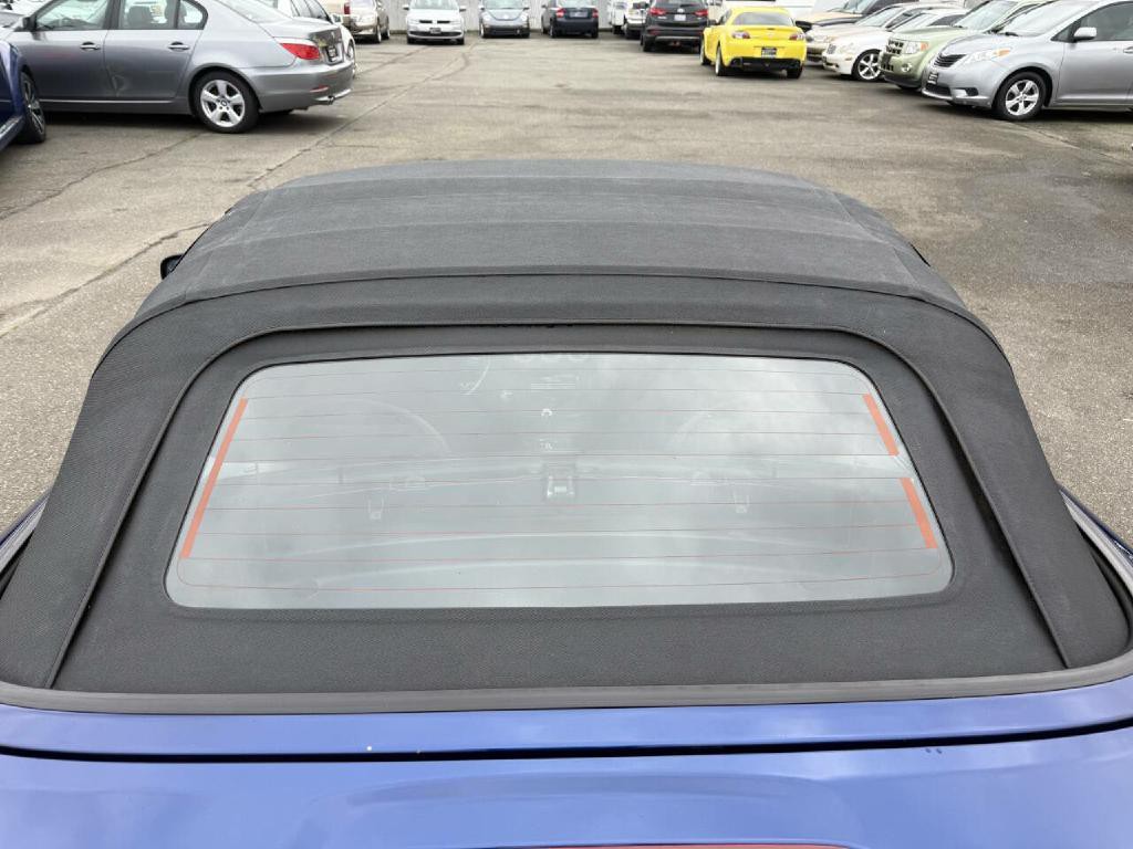 2003 Toyota MR2 Image 6