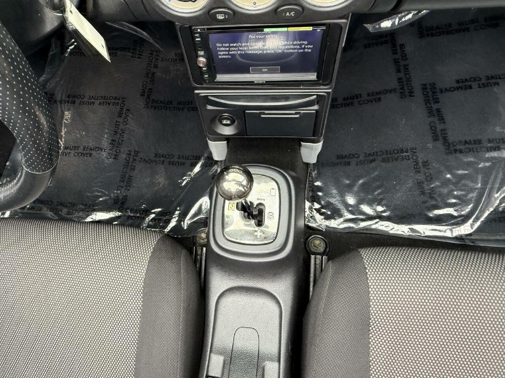 2003 Toyota MR2 Image 21