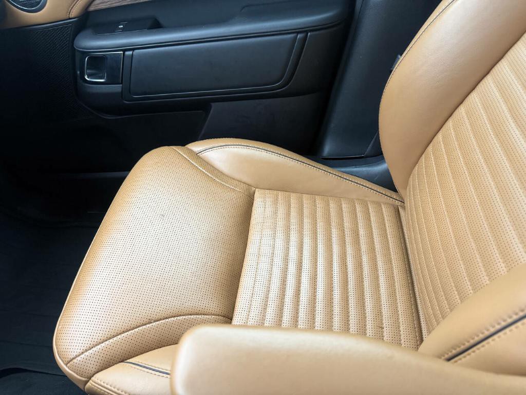 2018 Land Rover Discovery Image 16