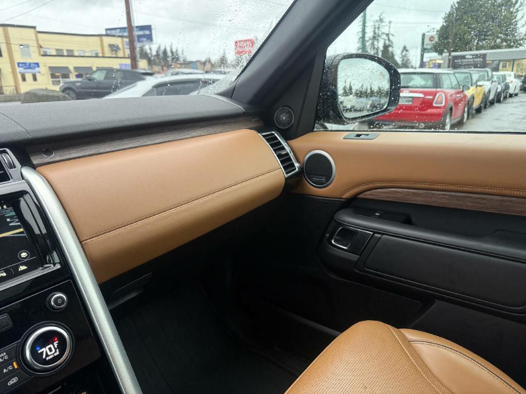 2018 Land Rover Discovery Image 17