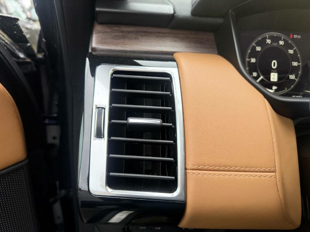 2018 Land Rover Discovery Image 24