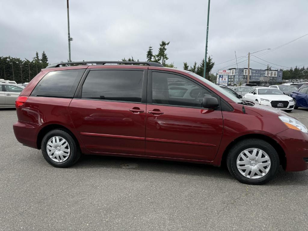 2009 Toyota Sienna Image 2