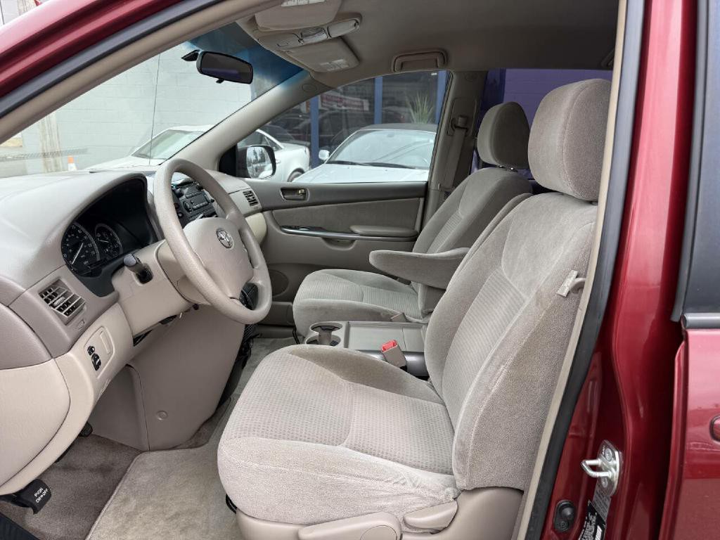 2009 Toyota Sienna Image 9