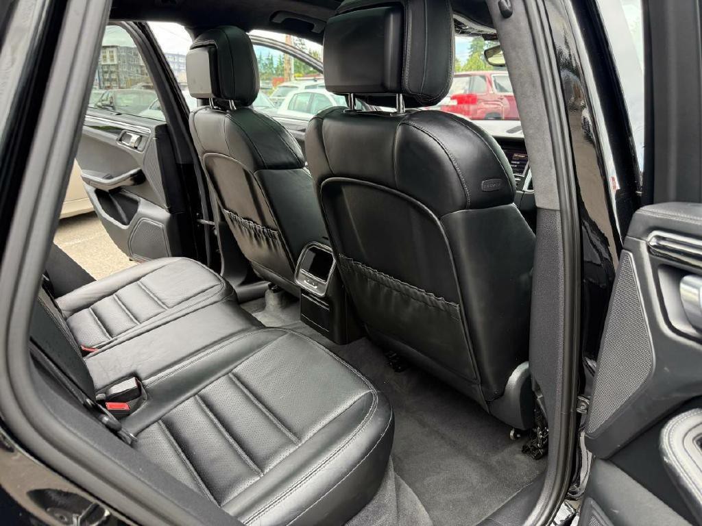 2015 Porsche Macan Image 14