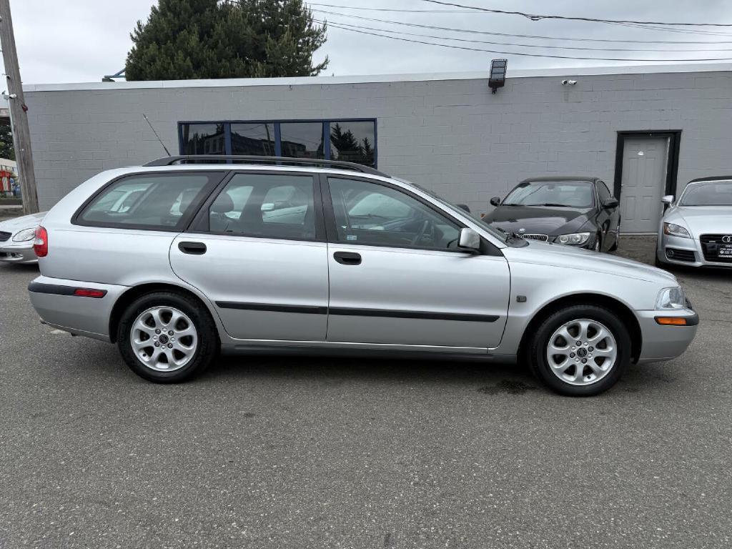 2002 Volvo V40 Image 1