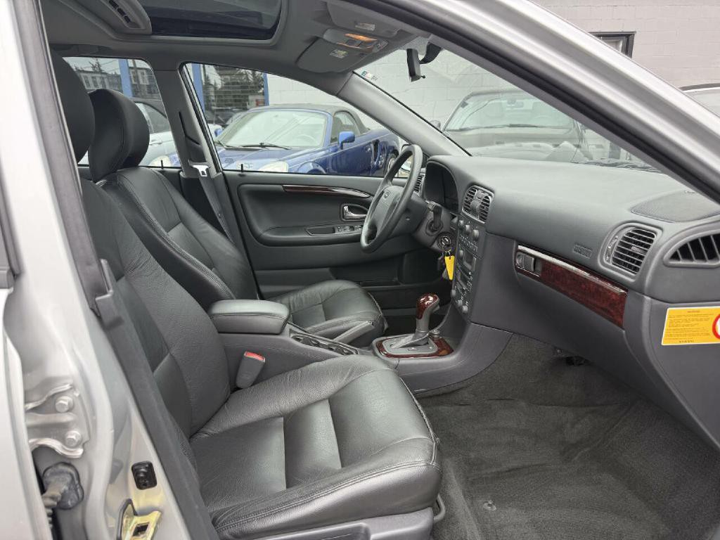 2002 Volvo V40 Image 11
