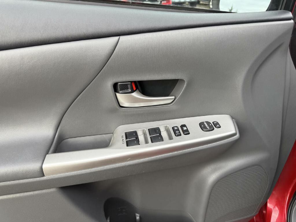 2013 Toyota Prius Image 21