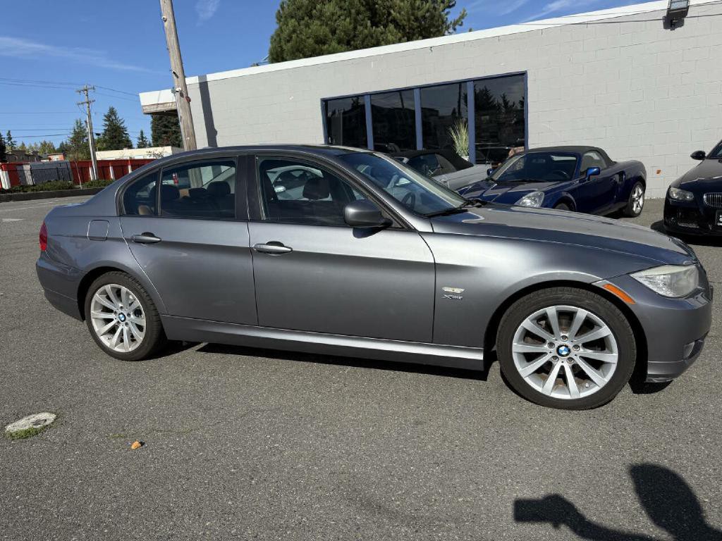 2011 BMW 3 Series Image 2